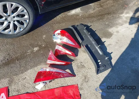 2019 Toyota Corolla Le z USA, uszkodzony, nr VIN 2T1BURHE8KC213417